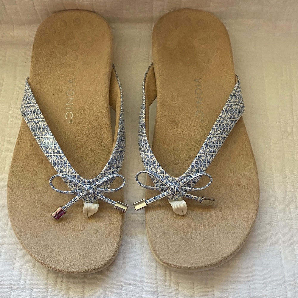 VIONIC Blue Patterned Bow Thong Sandals